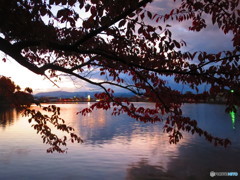 曇り空の間から見えるの朝焼けと紅葉