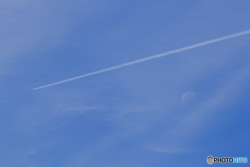 月と飛行機雲