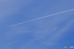 月と飛行機雲