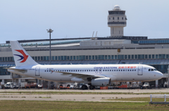 管制塔をバックに