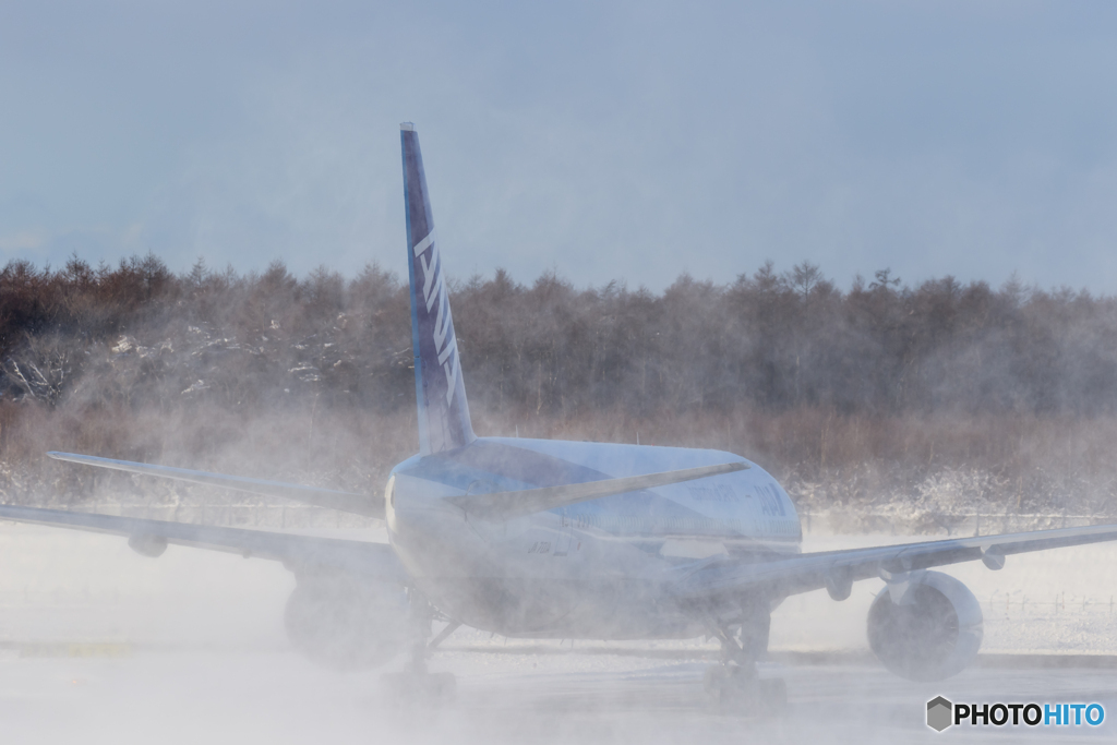 雪を舞い上げて