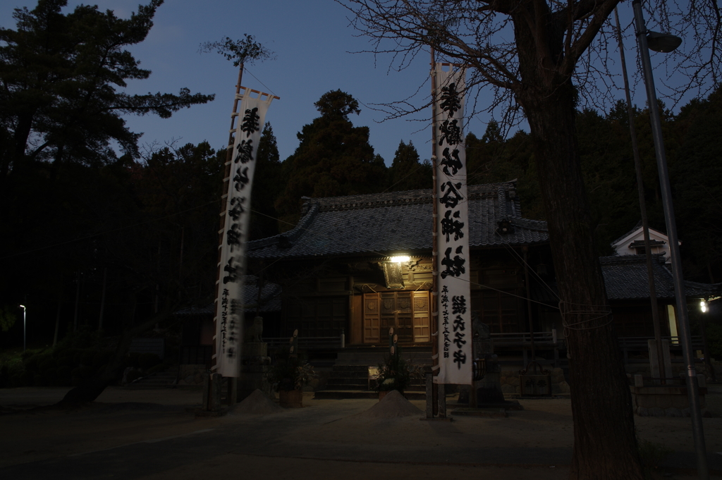 近所の神社へ。