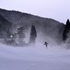 吹雪の中のスノーボーダー