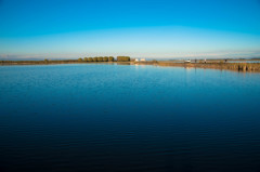 湖の青と空の青