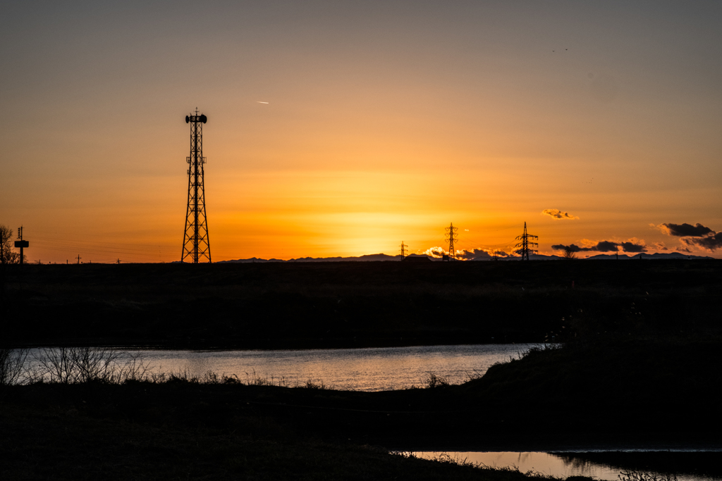 夕景を背景に立つ塔