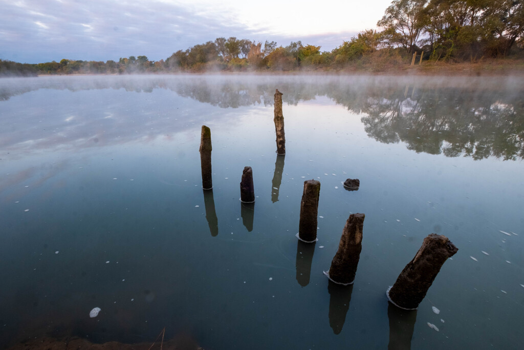 冷えた朝の川面