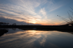 夕空を映す川面