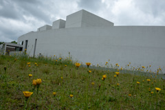 大山のふもとに建つ