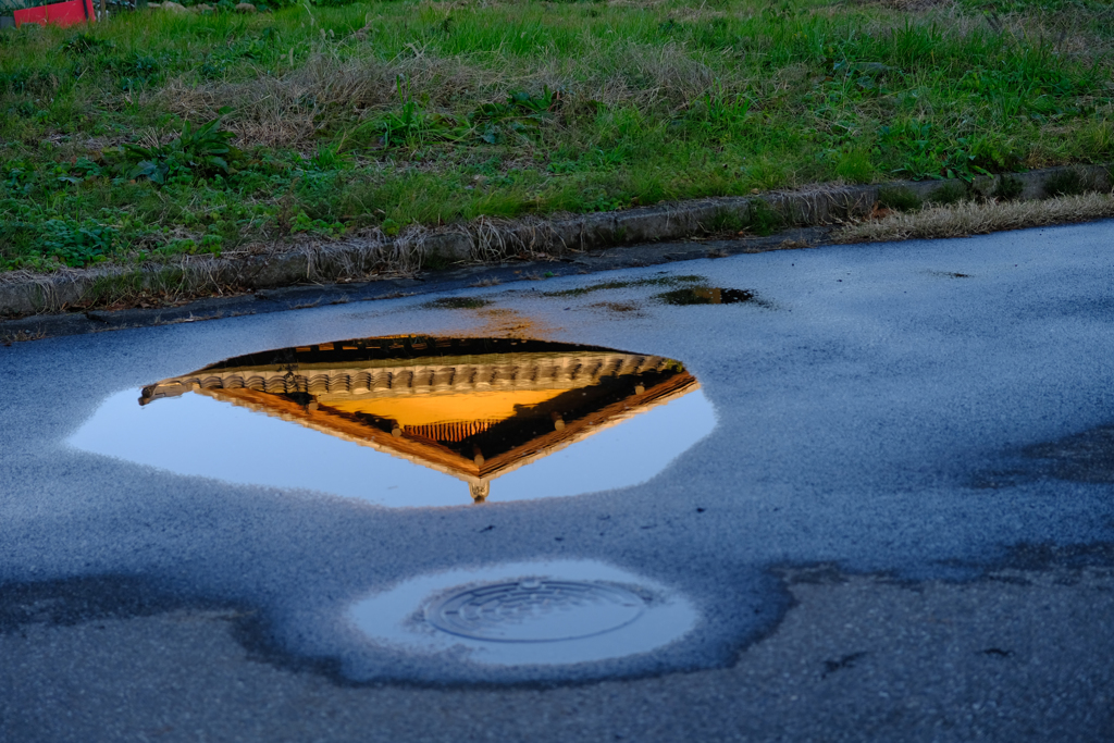 水溜りに映る
