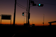 夕暮れの橋の袂で