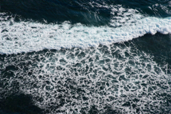 波は砕けて泡となる