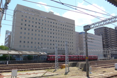 大型ビジネスホテルと養老鉄道