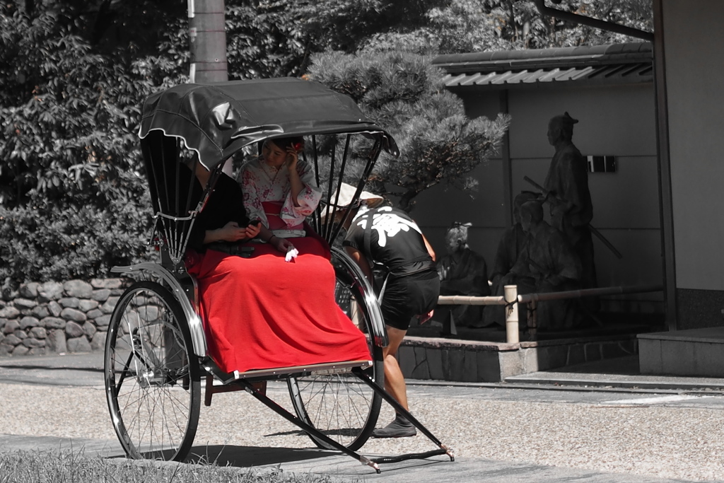 京都嵯峨野  人力車 ．．俥夫足をつる