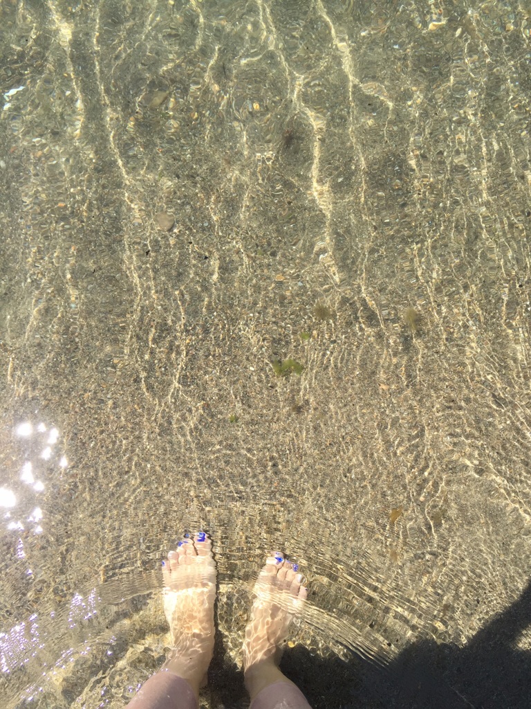 透き通る青い海