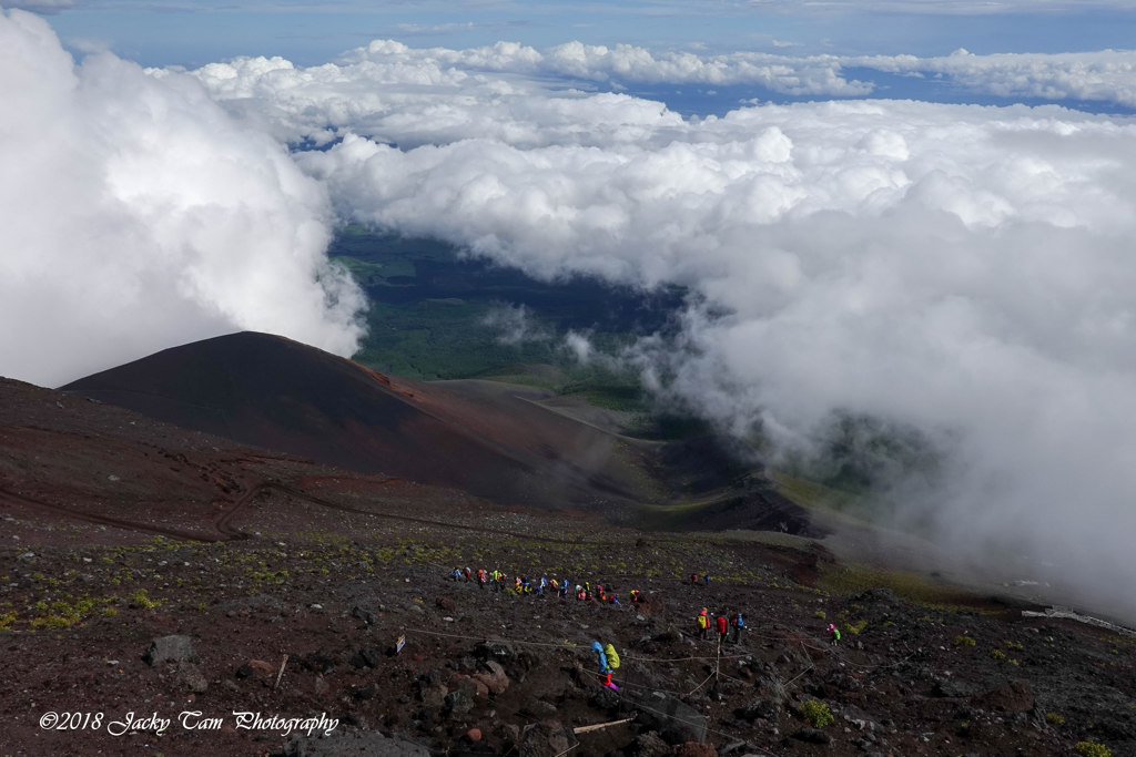 富士山に向かう途中、空は開いている。