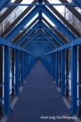 青のトンネル