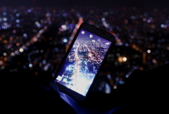 スマホ越しから大阪の夜景を