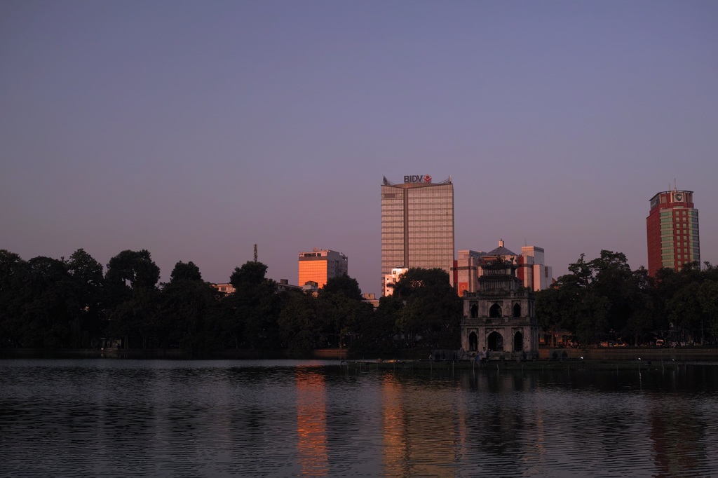 ホアンキエム湖の夕暮れ