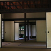 開く