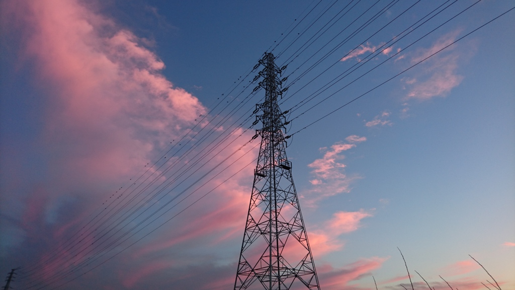 鉄塔と夕焼け雲