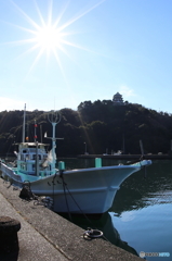 日和佐城と漁船