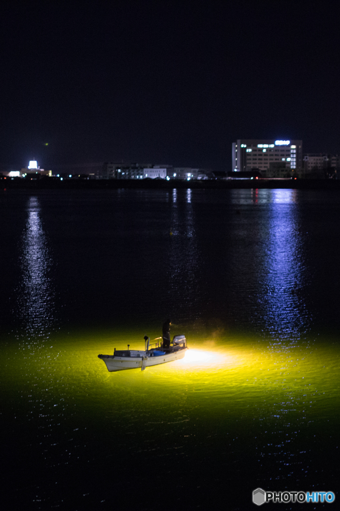 浮かぶ漁船