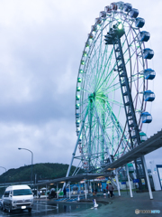 雨の観覧車と