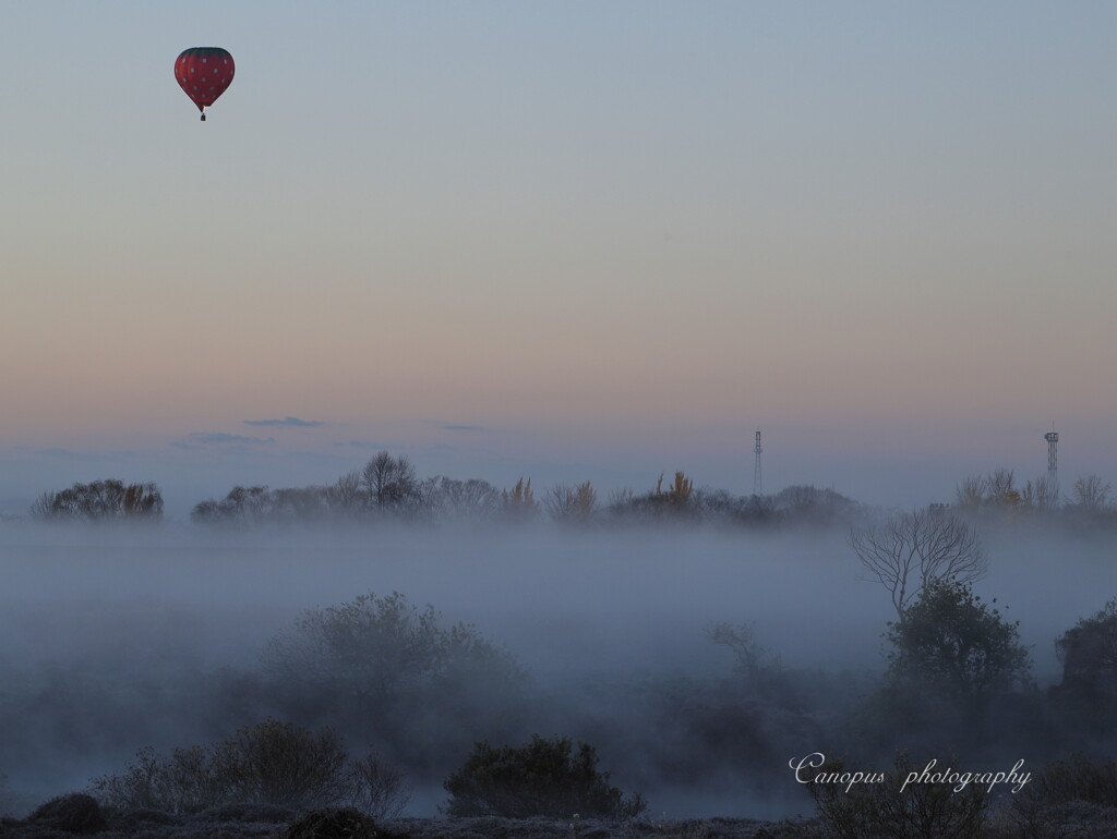霧に浮かぶ熱気球