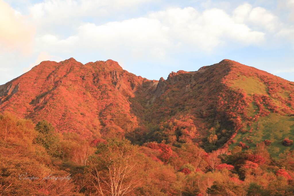 朝日に染まる鬼面山