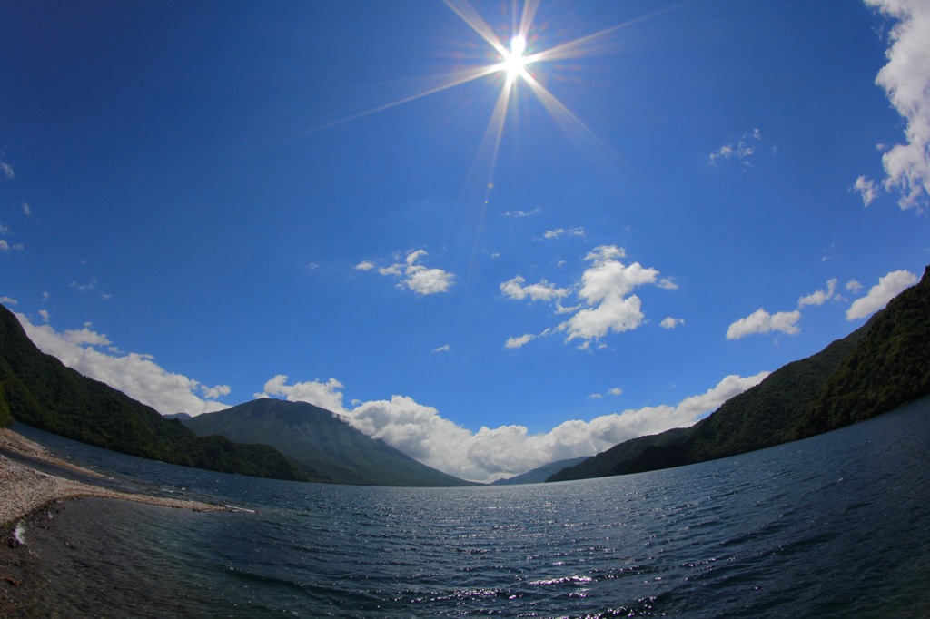 千手ヶ浜の男体山