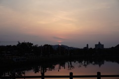 姫路城から夕日を見る