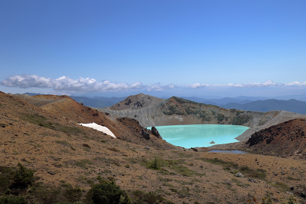 草津白根山湯釜遠望