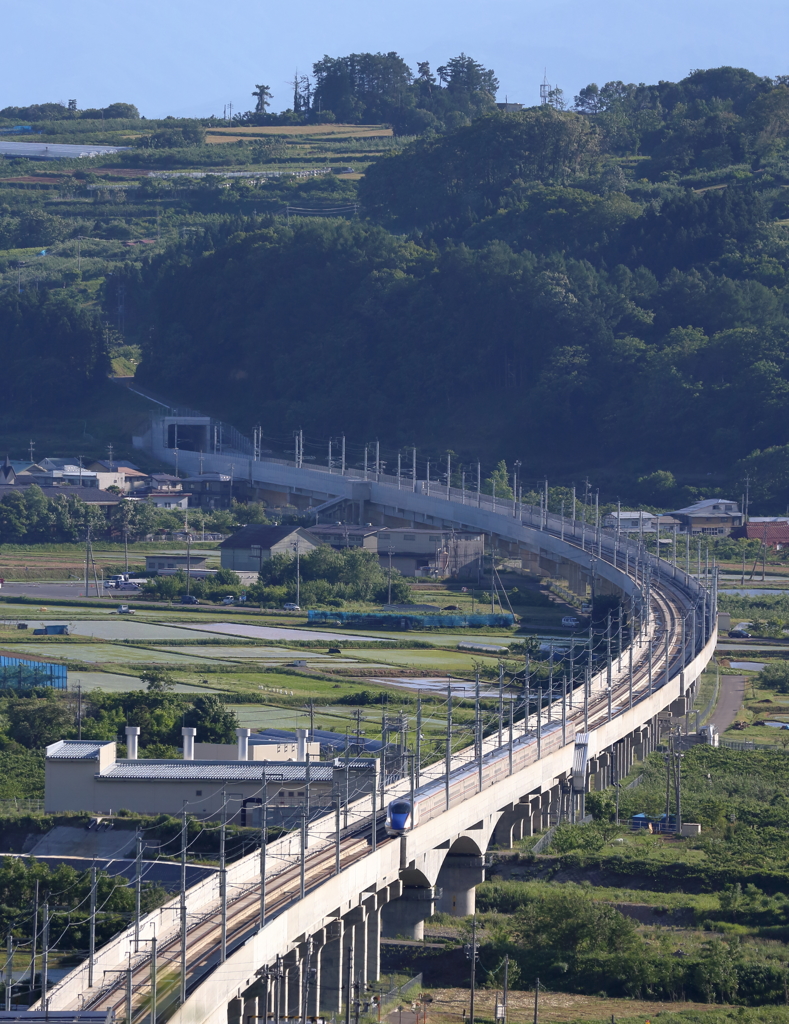 田園を疾走する北陸新幹線