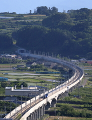 田園を疾走する北陸新幹線