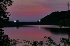水辺の 藤色桃色夕空