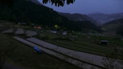 水張り進む四谷千枚田の夕暮れ