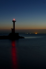 突堤　灯台の夕闇
