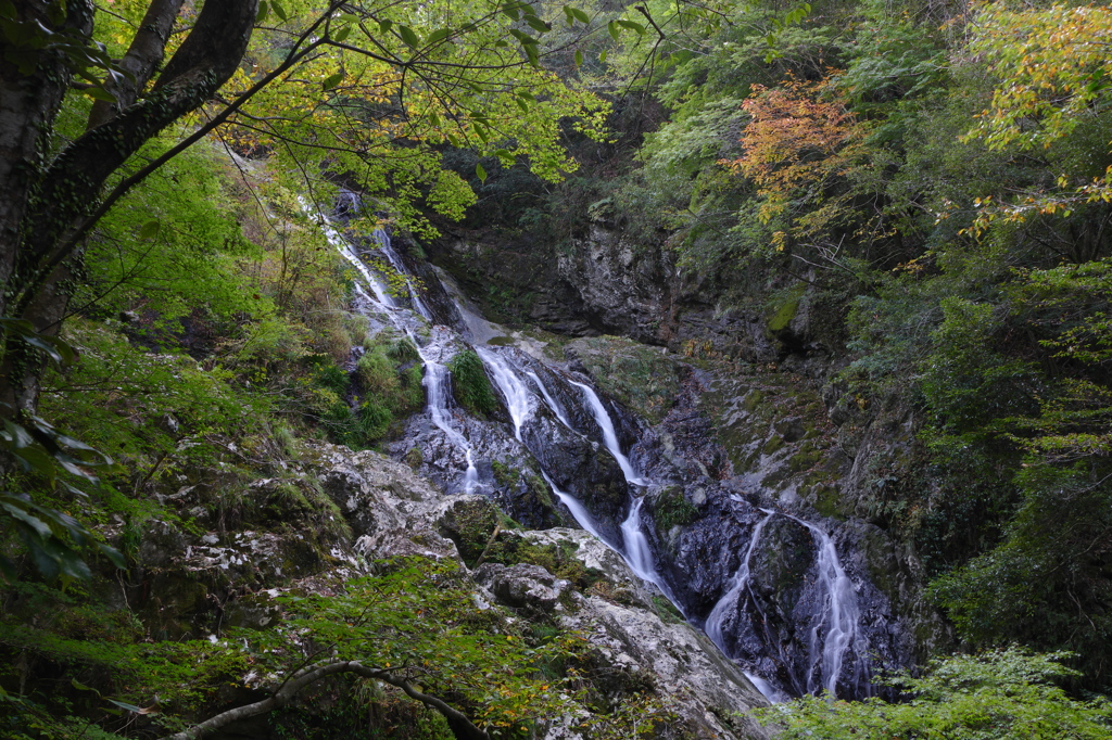 秋始めの滝（2）