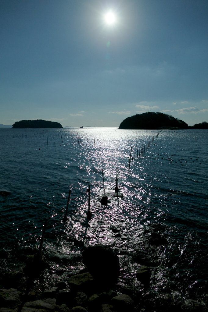 沖島と前島を照らす冬の陽