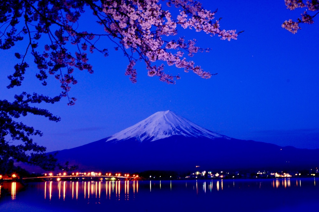 夜明け前の富士山