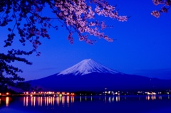 夜明け前の富士山