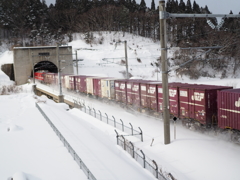 青函トンネルへ突入する貨物列車