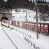青函トンネルへ突入する貨物列車