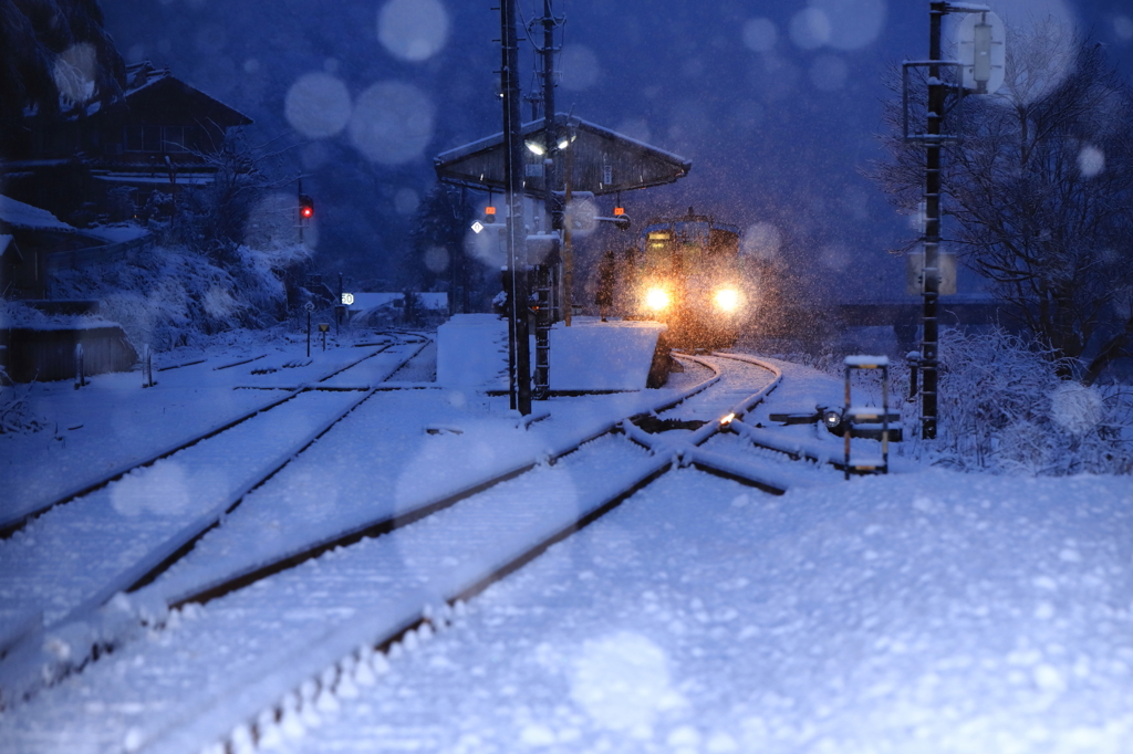 雪の舞う式敷駅