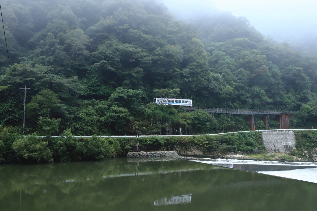 渓谷を行く