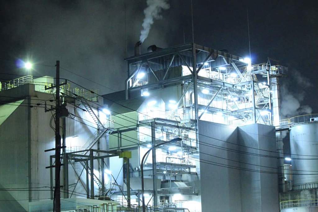 夜の工場