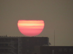 ビルの屋上にワイングラスが