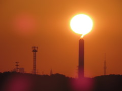 空に大きなコンマ記号