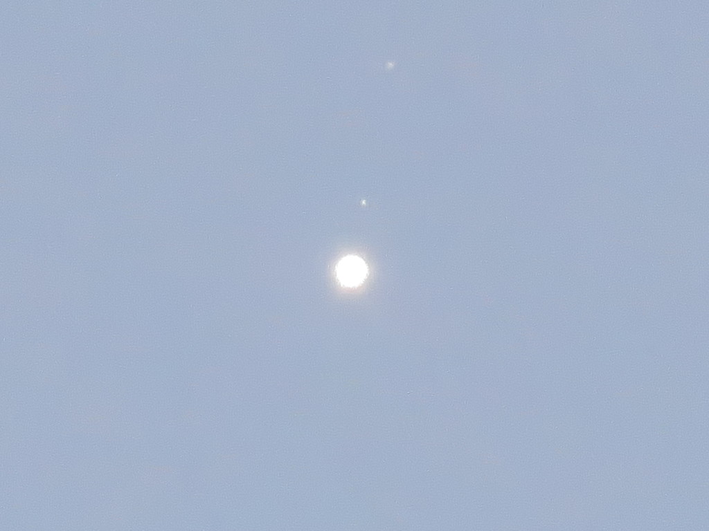 薄明時の木星と衛星