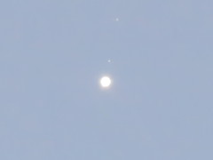 薄明時の木星と衛星